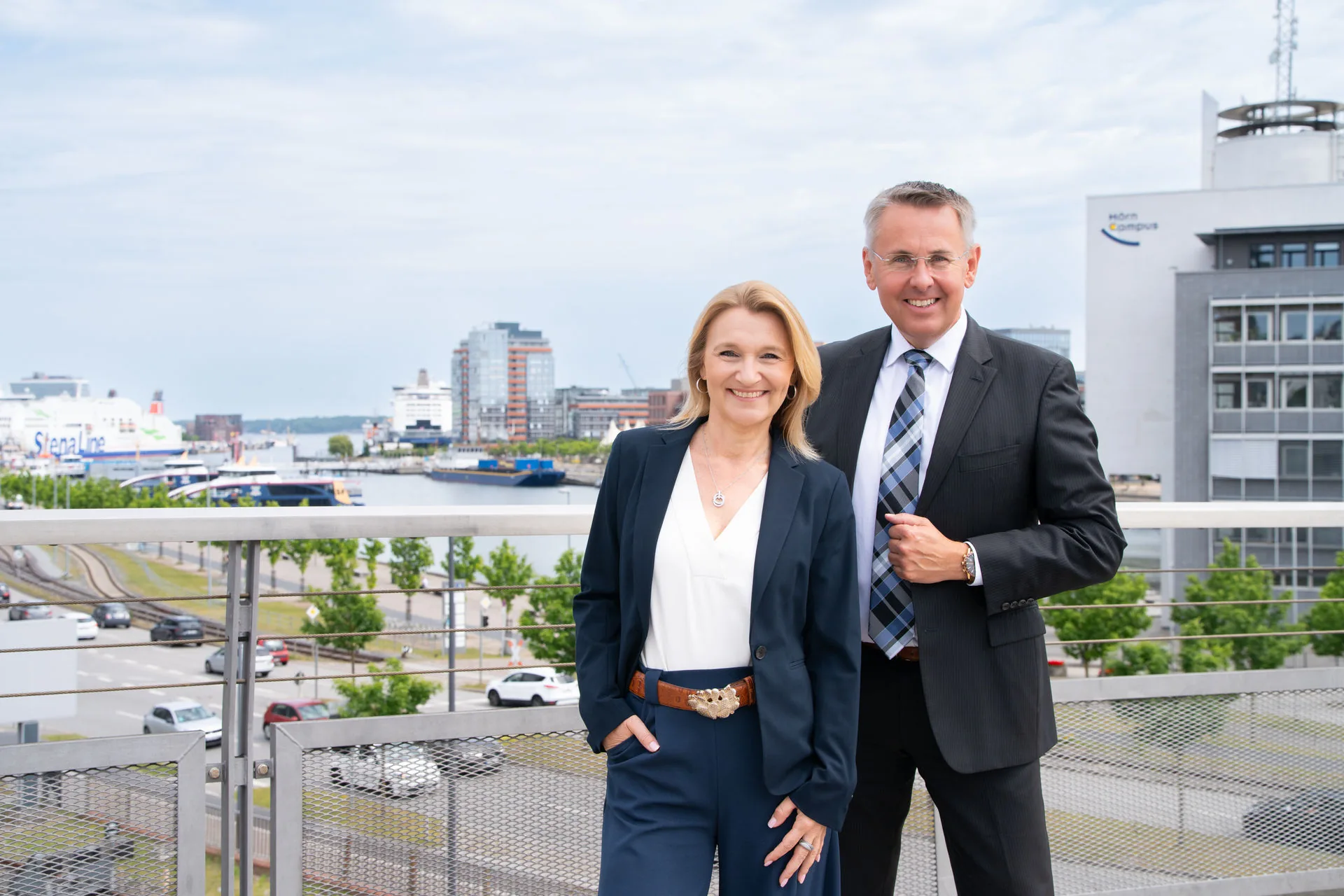 Dipl.-Kfm. Ralf Colditz und Melanie Colditz am Hörn-Campus mit Blick auf die Kieler Förde